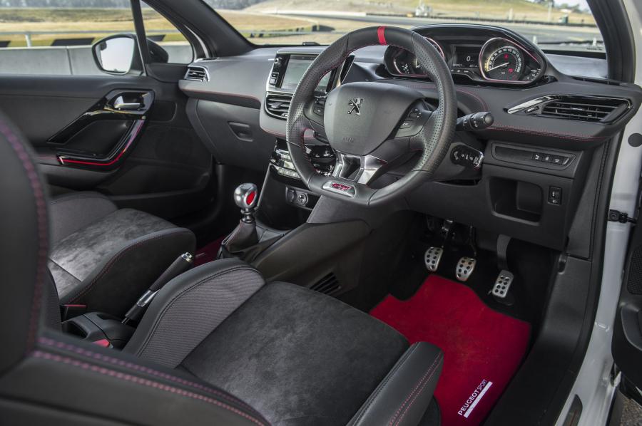 Торпедо Peogeot 208 GTi Edition Definitive 2018 года  (AU) (фото 4 из 9)